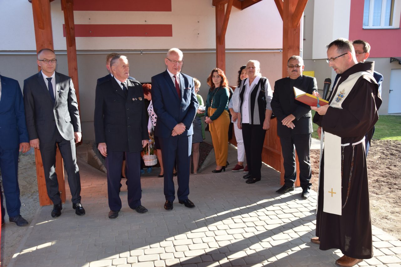 Poświęcenie wiaty wielofunkcyjnej w Maćkówce